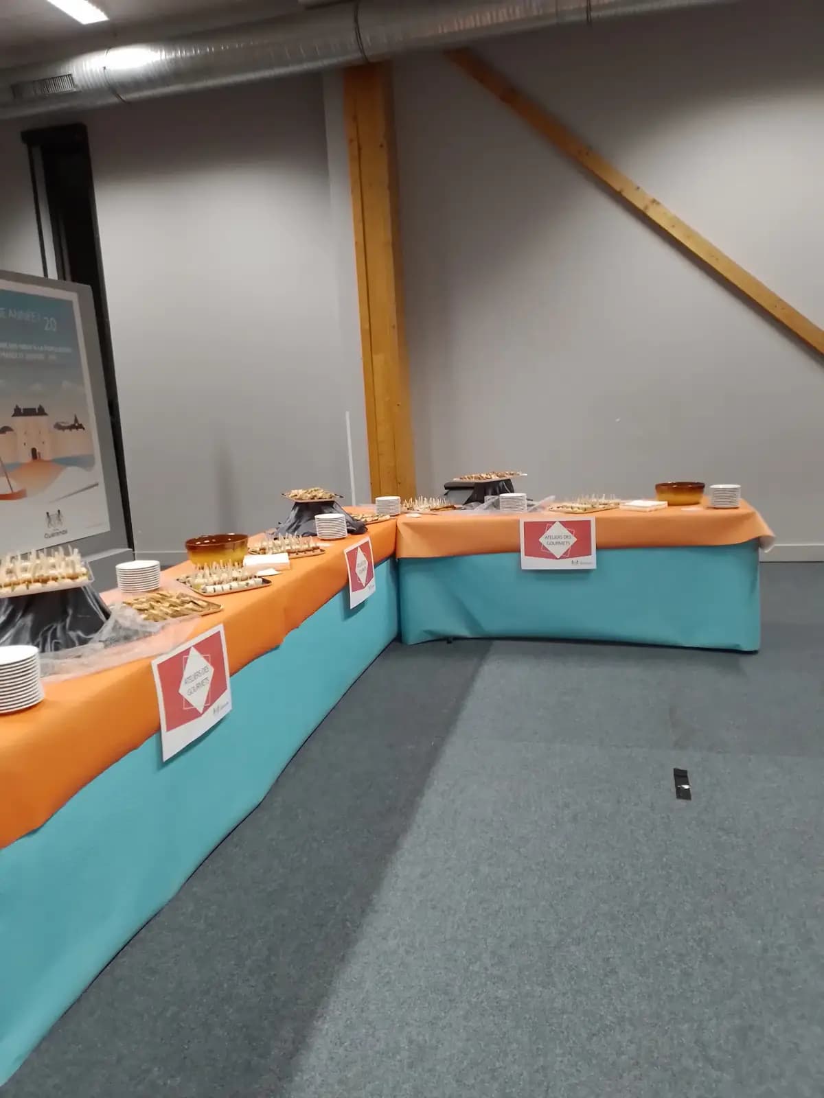 Tables de buffet en salle