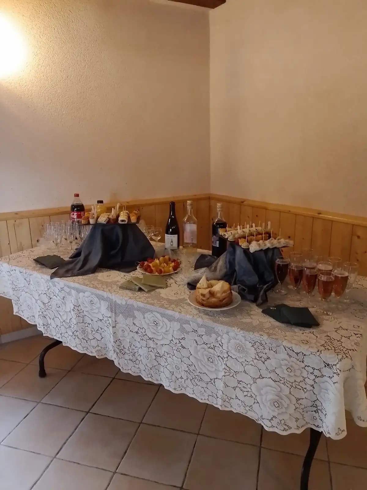 Buffet avec verres et décoration