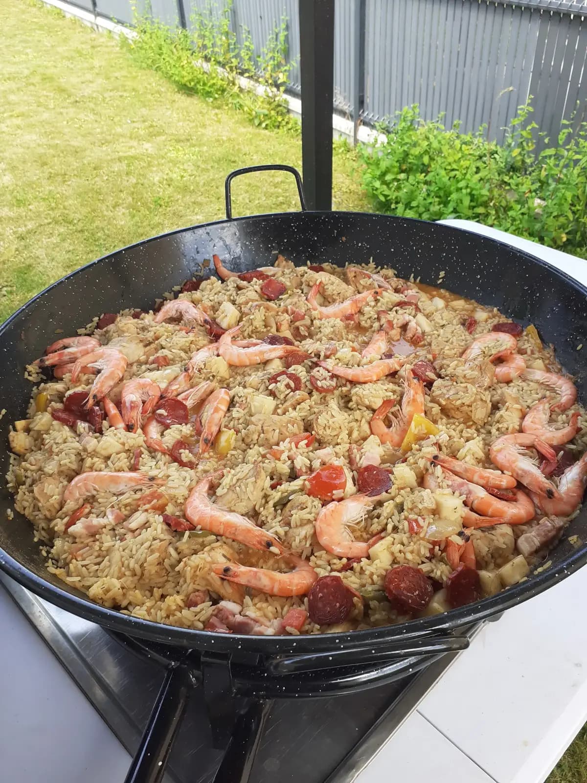 Paella aux crevettes en extérieur