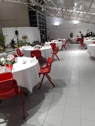 Salle de réception avec tables dressées